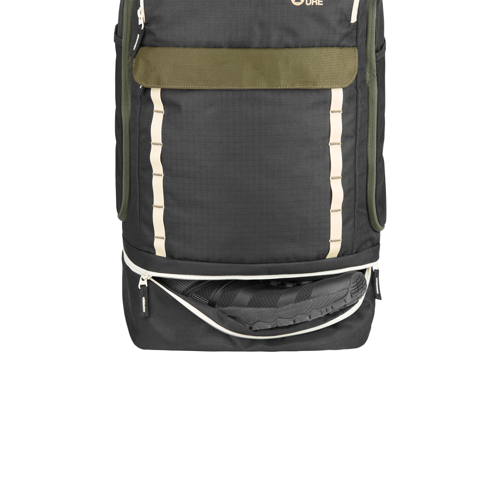 Zipped bottom compartment