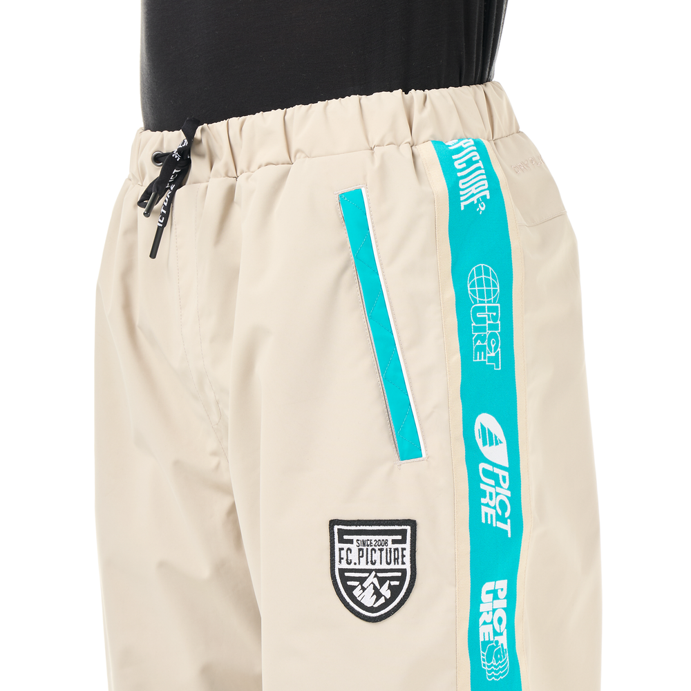 Hand pockets with waterproof zips