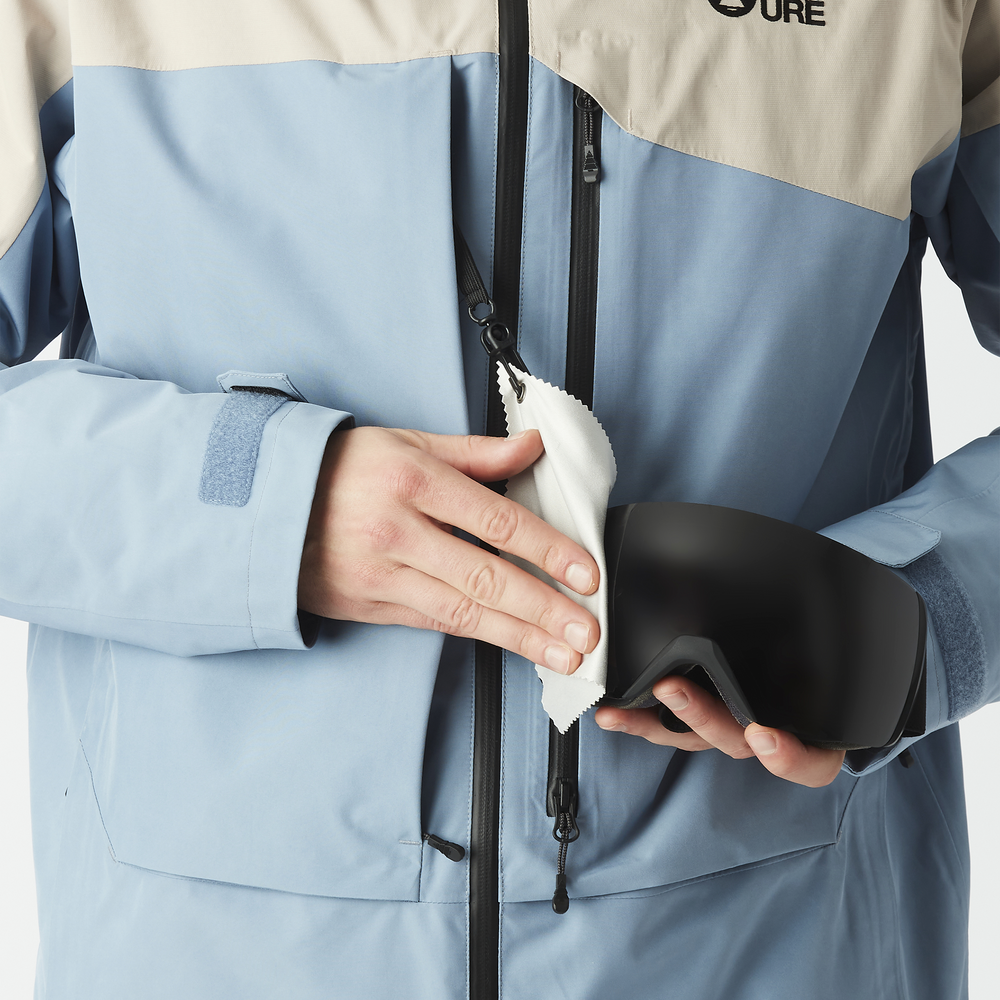 Nettoyant pour masques et lunettes de ski intégré dans la poche poitrine