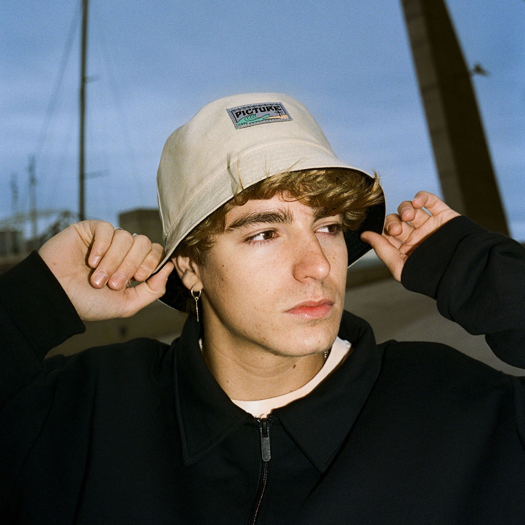 OKORI 2IN1 BUCKET HAT __color:Wood_Ash_Guinea#21