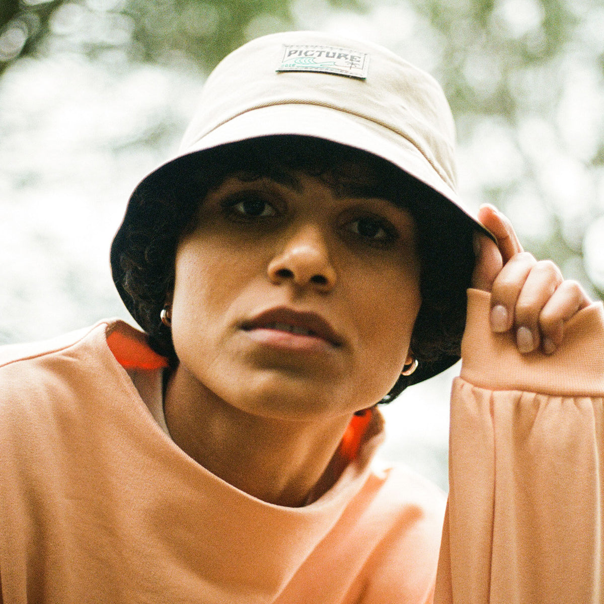 OKORI 2IN1 BUCKET HAT __color:Wood_Ash_Guinea#22