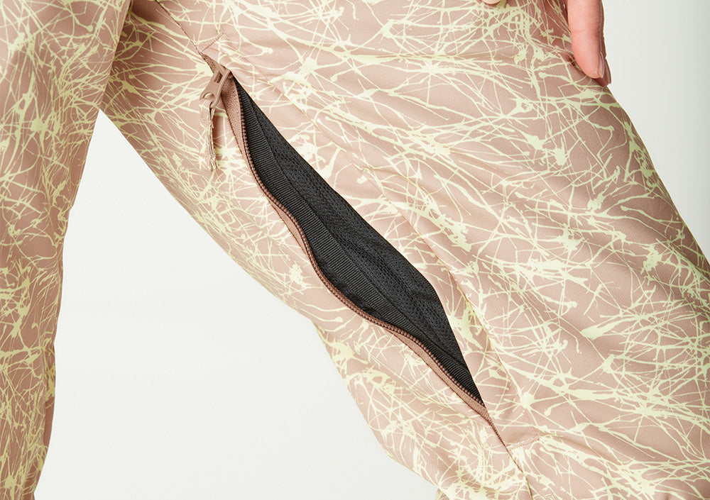 Thigh vents with waterproof zips