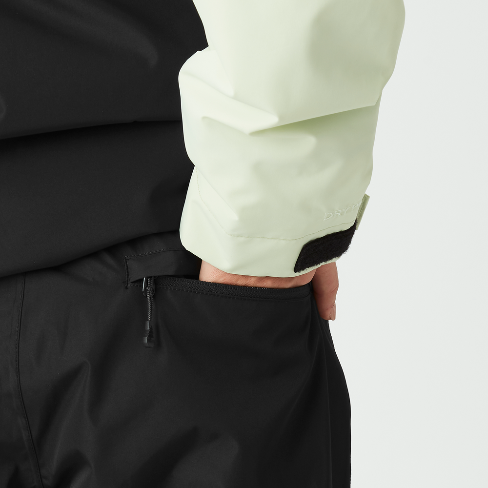 Back pocket with zip