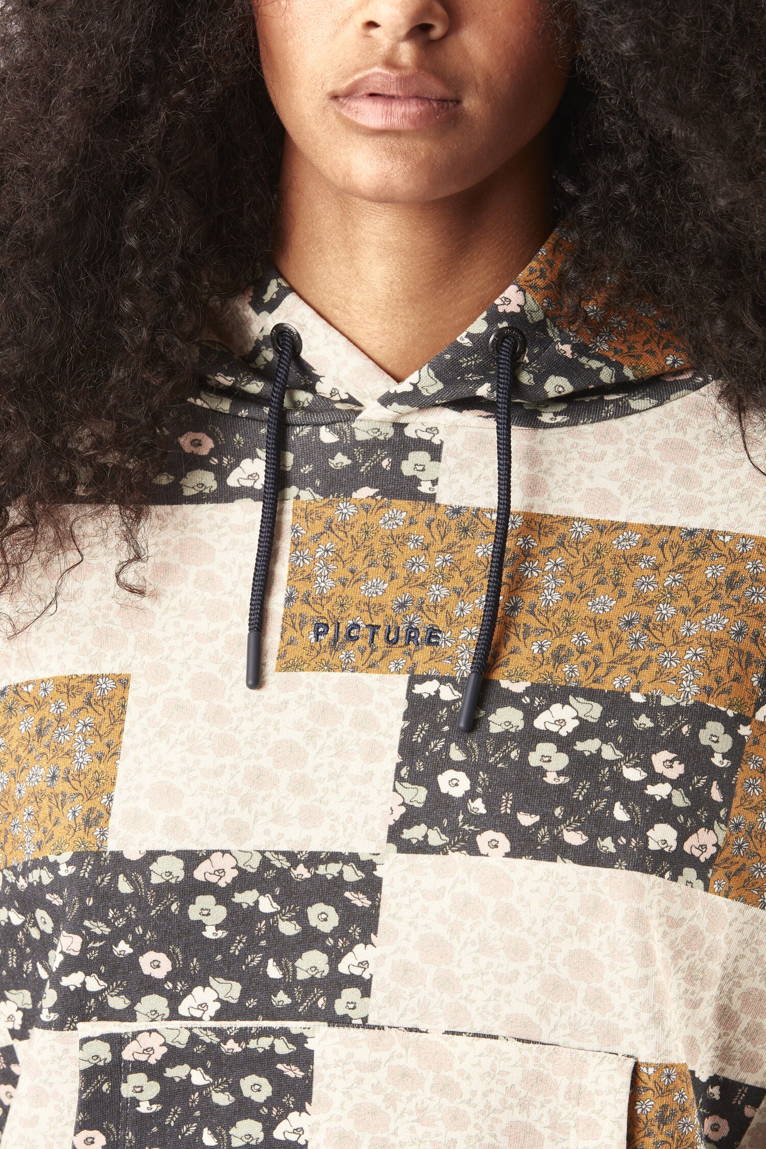 NERIS CROP HOODIE __color:Patchwork_Print#26