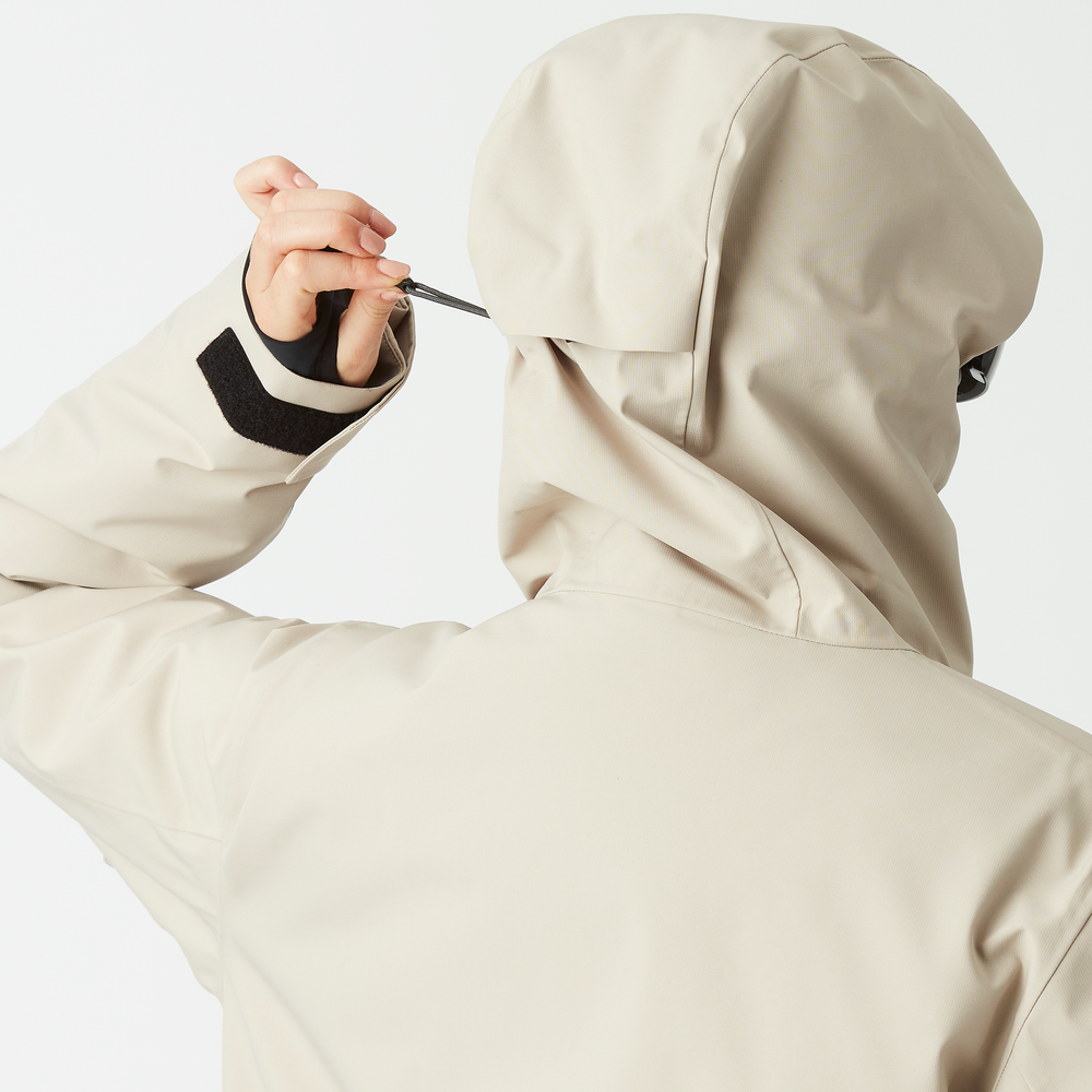 Ergonomic hood with three-point adjusment system