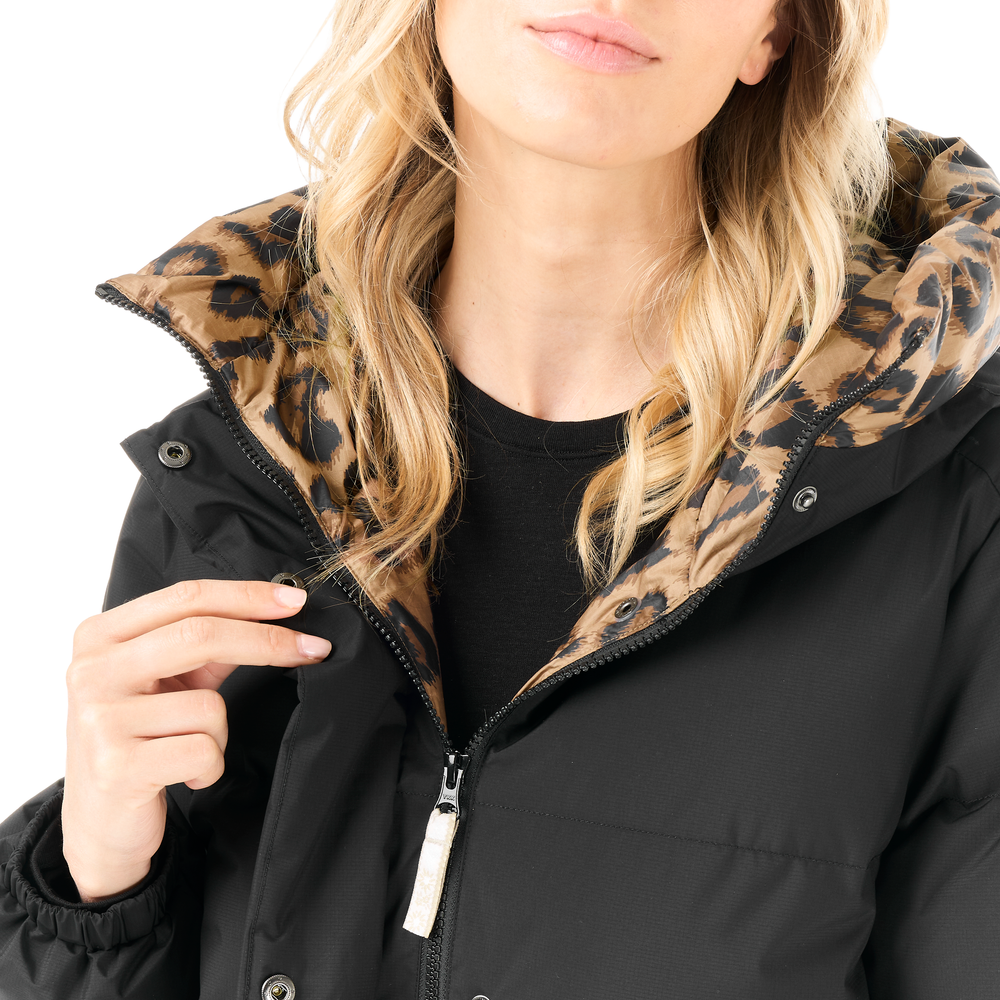 Opening with YKK® zip and snaps under flap 