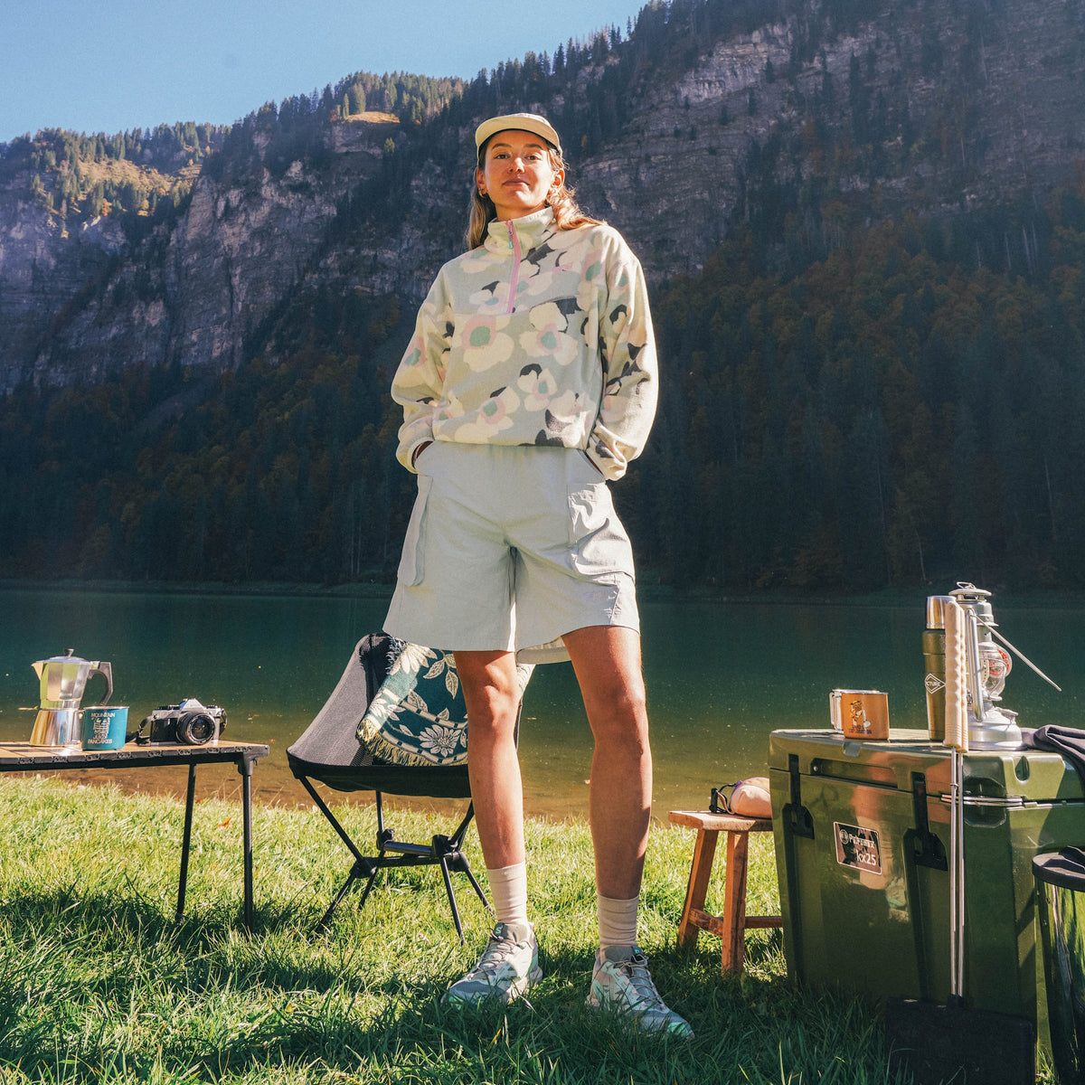 SWT0192 INARIA-W-1.4-PRD-FLEECE SUMMIT-BOUQUET-PRINT A + WSH0118 PARUMA-TECH-SHORT CLOUDY-BLUE A 01 (recadree)